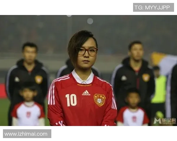 足球场上女球迷热情追星为足球明星加油呐喊的精彩瞬间